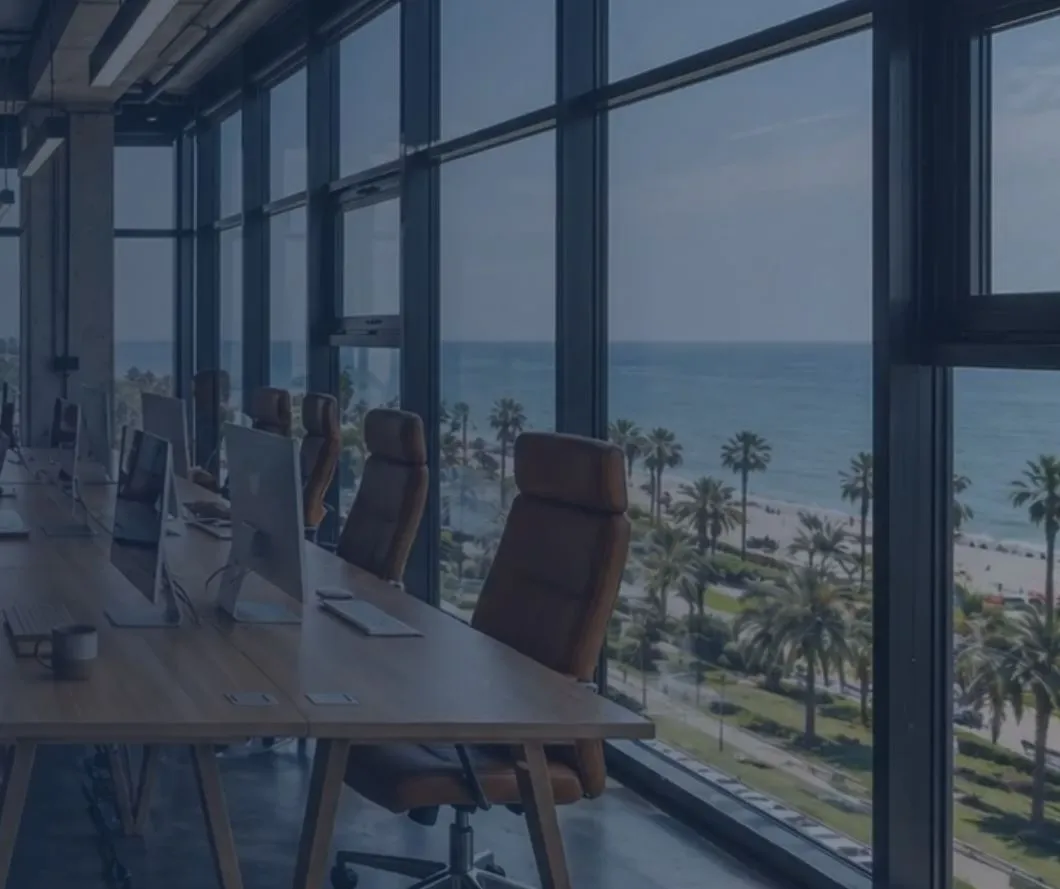 Oficina luminosa de Impulsa Estudio con vistas al mar en Mataró